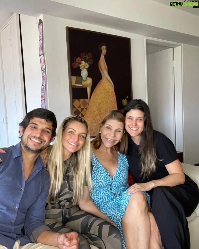 Amanda Gutiérrez Instagram - DESLIZA----- Feliz día de la mujer! A mis hijas. Mis hermanas, todas las de mi familia adquirida, ( Instagram)mis amigas amadas,! Es un privilegio tenerlas!❤️ #lasquieroymucho!