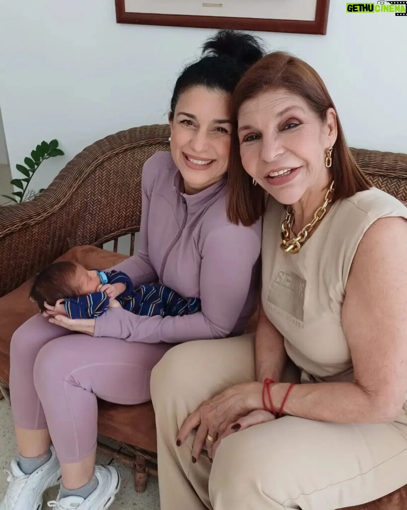 Amanda Gutiérrez Instagram - DESLIZA----- Feliz día de la mujer! A mis hijas. Mis hermanas, todas las de mi familia adquirida, ( Instagram)mis amigas amadas,! Es un privilegio tenerlas!❤️ #lasquieroymucho!