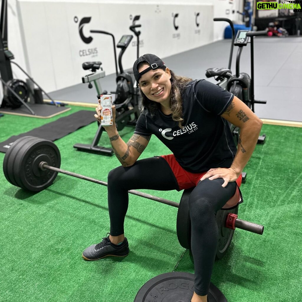 Amanda Nunes Instagram - National Energy drink with non other than Celsius.🦁 Hj estou aqui para celebrar o dia do energy drink . @celsiusofficial #celsiusbrandpartner #celsiuslivefit #celsiusofficial