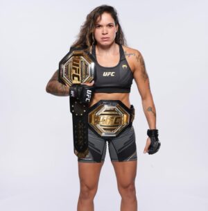 Amanda Nunes Instagram - My last photo shoot with the official belts. Tonight after 7 years, one of them is going to have a new owner. Thank you very much everyone.🦁 Último photo shoot com meus cinturões, depois de 7 anos de reinado, hj um deles terá uma nova dona. #andstill #forever obrigada a todos.