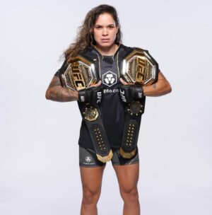 Amanda Nunes Instagram - My last photo shoot with the official belts. Tonight after 7 years, one of them is going to have a new owner. Thank you very much everyone.🦁 Último photo shoot com meus cinturões, depois de 7 anos de reinado, hj um deles terá uma nova dona. #andstill #forever obrigada a todos.