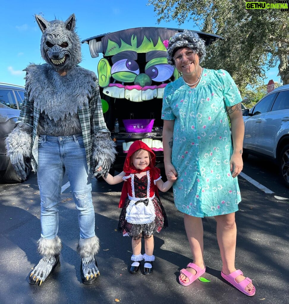 Amanda Nunes Instagram - Happy Halloween 🎃 #chapeuzinhovermelho #littleridridinghood