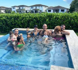 Amanda Nunes Instagram - Curtindo aquele domingão com os amigos… 
#vitoria 
.
Enjoying Sunday with friends 
#victory