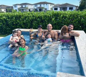 Amanda Nunes Instagram - Curtindo aquele domingão com os amigos… 
#vitoria 
.
Enjoying Sunday with friends 
#victory