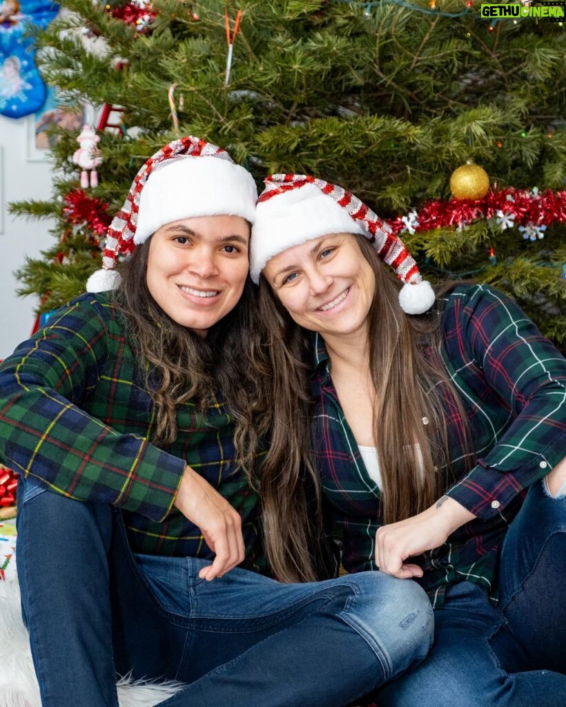 Amanda Nunes Instagram - Be grateful and value what really matters in life. 🎄❤️🎁 Agradecer e valorizar o que realmente importa na vida. #merrychristmas #feliznatal ( Photo by @gerusayounes )