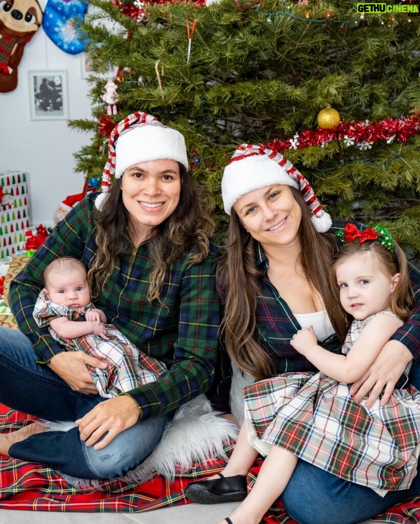 Amanda Nunes Instagram - Be grateful and value what really matters in life. 🎄❤️🎁 Agradecer e valorizar o que realmente importa na vida. #merrychristmas #feliznatal ( Photo by @gerusayounes )