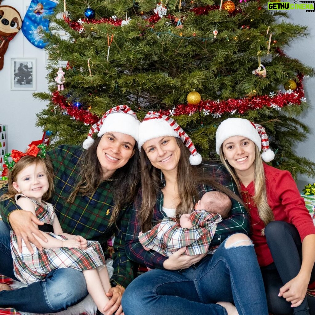 Amanda Nunes Instagram - #merrychristmas everyone 🎄 #feliznatal a todos 🎁 #feliznavidad ( photo by @gerusayounes )