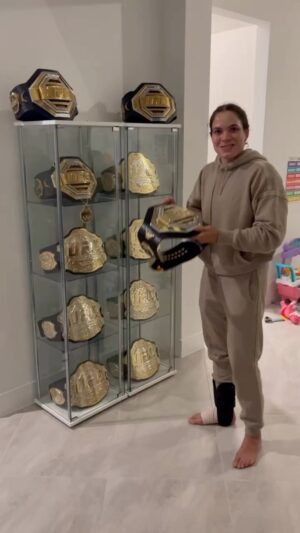 Amanda Nunes Instagram - Lar doce lar 🦁 Home sweet home. #gratidão #gratitude 🙏🏼 @lionessstudio2022