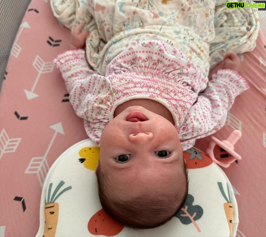 Amanda Nunes Instagram - Happy one month to our beautiful baby girl! We love you Hazel. 1 mês de vida da nossa princesa.