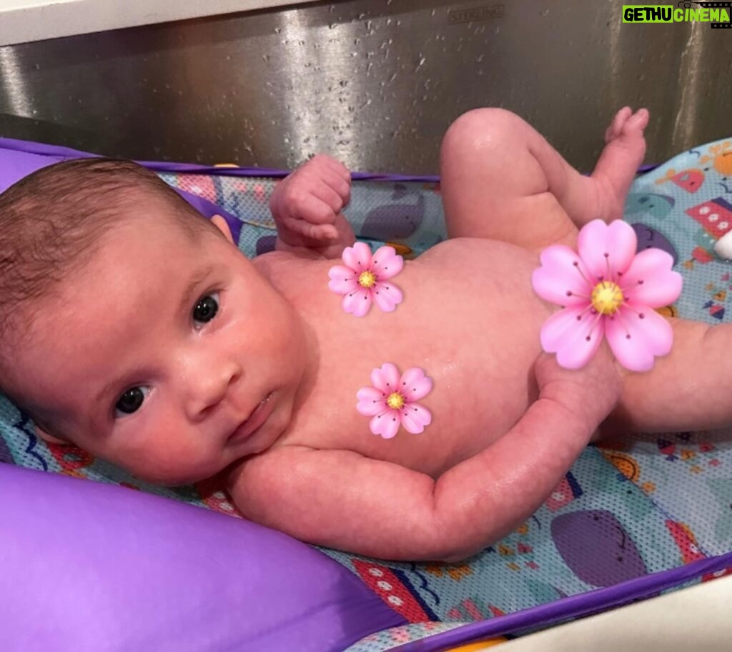 Amanda Nunes Instagram - Happy one month to our beautiful baby girl! We love you Hazel. 1 mês de vida da nossa princesa.