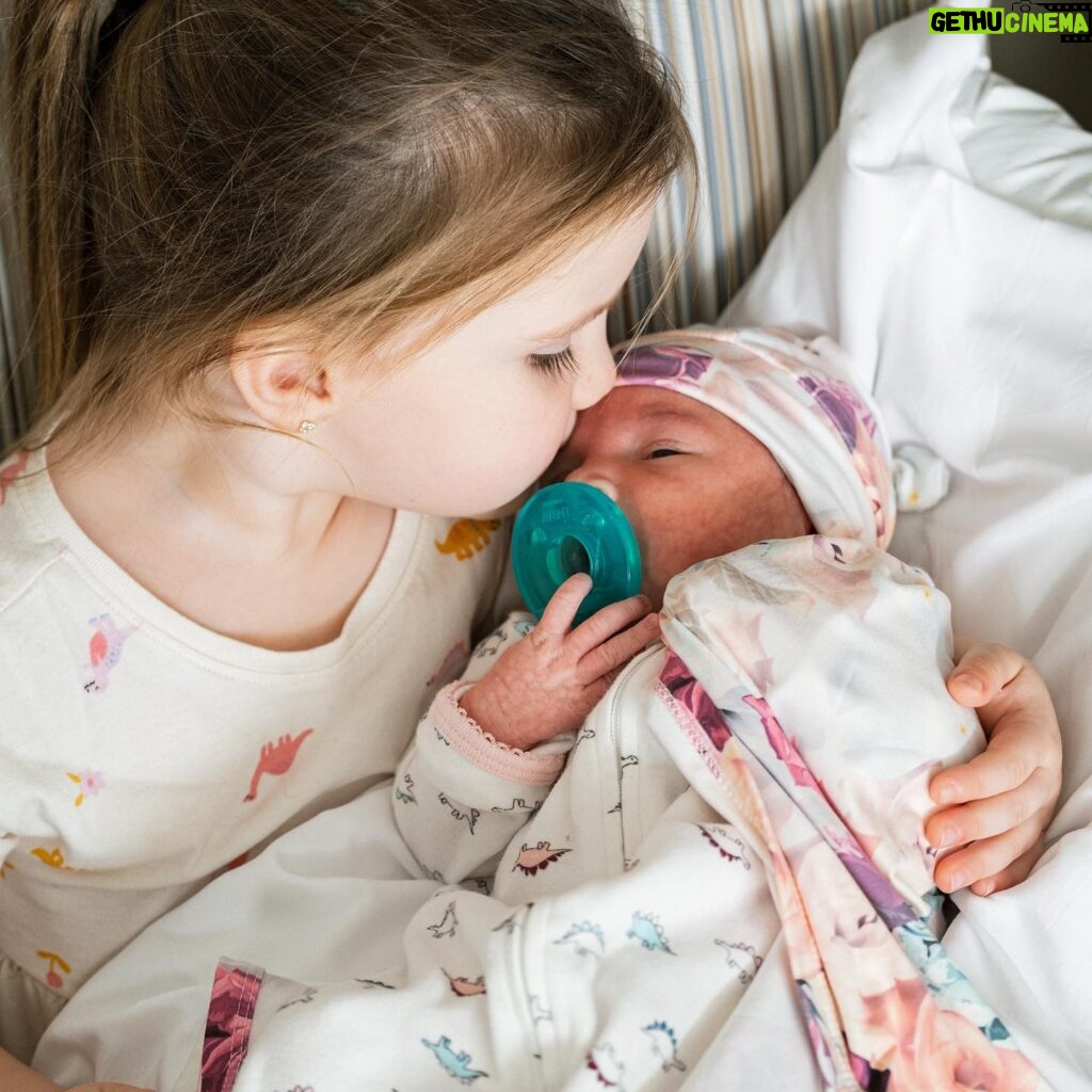 Amanda Nunes Instagram - The family love continues to grow. Very excited to watch these two grow together. Nossa princesa chegou. 💕Hazel Ann Nunes•11/01/2023💕