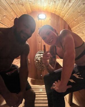 Amanda Nunes Instagram - Não é divertido 😒  faz parte do processo, último corte de peso da minha carreira.🦁 It's not fun but it's part of the process.  last weight cut of my career.