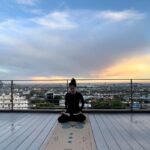 Amanda de Godoi Instagram - Já faz alguns anos que a yoga e a meditação fazem parte da minha vida, e cada vez mais eu busco estar consciente de quem eu sou e das escolhas que eu faço. Quem pratica yoga sabe que nosso tapete é o momento de colocar nossas intenções positivas e afirmativas pro nosso futuro eu. É onde eu me sinto em conexão com os meus valores e com a minha verdade. Esse é meu primeiro tapete de yoga biodegradável, ele é feito de materiais naturais e ele vai voltar à terra no final do seu ciclo. A @scoriaworld é uma marca canadense que reverte parte do lucro das vendas em investimento na educação de jovens indígenas no Canadá :) É sempre um prazer tá em contato com marcas com valores compatíveis aos meus em relação ao mundo e em relação a nós mesmos. 🦋 @scoriaworld