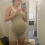Amanda de Godoi Instagram - Essa foi minha primeira cena de parto, e foi a que eu mais fiquei nervosa na vida pra gravar. É difícil chegar num projeto que já tá todo mundo entrosado, mas tentei usar isso a meu favor. Adoraria falar mais como foi o processo de gravar essa cena. Sinto falta de existir um espaço onde os atores falam mais sobre como é criar uma personagem, os medos que a gente tem e tudo que passa na nossa cabeça na hora do processo de criação. A gente até fala sobre em entrevistas, mas é como se o que não rendesse clique não fosse importante. Mas é 🤍 -Os últimos episódios de FIM já estão disponíveis no Globoplay