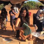 Amanda de Godoi Instagram - Passamos dias que pareceram meses, numa dilatação do tempo que parece acontecer quando se está na mata. Fiz uma viagem difícil com pessoas que não tinha intimidade, e foi tão foda que chega a ser idílico; utópico. Estar imersa numa aldeia no Xingu, conhecer a etnia Mehinako, acordar 5AM e ir dormir 7PM, aprender a fazer biju com as mãos, dormir nas redes e tomar banho de rio… tudo é tão diferente e ao mesmo tempo é tão normal. A gente costuma ter um olhar do indígena como um ser vulnerável, um olhar quase infantilizado. No fim das contas, estando ali, percebi uma grande vulnerabilidade minha, dos meus medos e o quanto ainda falta eu entender a minha própria existência. Sinto que estou aprendendo de forma cada vez mais profunda e menos romantizada a importância da preservação das terras, dos rios e das culturas indígenas. Axüpai, Xingu 💚 Kuarup 2022