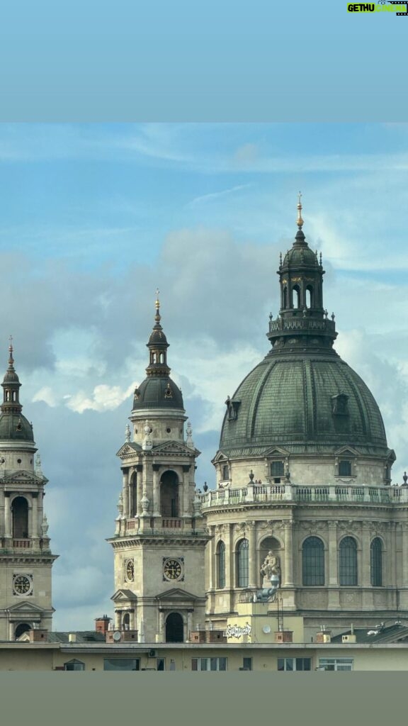 Amandine Petit Instagram - Collaboration commerciale| Budapest lover 🥰🤩 je ne m’y attendais pas et c’est une très belle découverte. Les paysages et l’architecture sont incroyables ✨ tu as déjà visité Budapest ? ps: je reviens-vite ! @visithungary #visithungary #hungary #visitbudapest #budapest