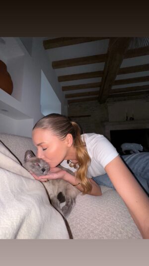 Amandine Petit Instagram - « Bonne journée bisou, je t’aime » 🥰🥹 voila pourquoi que je suis en retard mdrrr ! Mais pourquoi on est comme ça avec eux ? 
Limite je l’aime plus que moi …