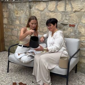 Amandine Petit Instagram - Collaboration commerciale| Ma maman, mon model, ma confidente au quotidien 💝 à l’approche de la fête des mères c’est elle que je mets à l’honneur aujourd’hui sublimé par les bijoux, sacs et foulards @draeger.paris que je lui ai offert pour l’occasion. Avec mon code AMANDINE15 vous bénéficiez de 15% de remise pour faire plaisir et célébrer l’amour 💌🌷✨