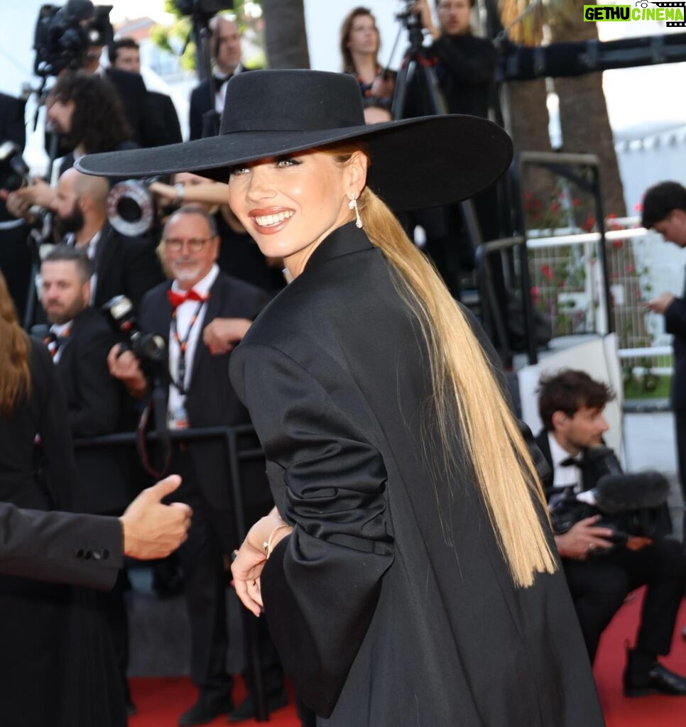 Amandine Petit Instagram - 77 ème édition du Festival de Cannes ✨ avec un look sobre et élégant afin de mettre en lumière la star du tapis rouge : le cinéma international ! Crédit photos @yanmaisani Crédit photos JP Pariente @sipa.press Crédit photo @charlottelobry @talentlabparis Coiffure @dessangeparis Makeup @lorealpro Stylisme @debrasmatthias Veste @noneofmybusiness_official Talons @renecaovilla Chapeau Sur mesure @anthonypeto Bijoux @marli Collaboration commerciale invitation