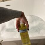 Amandine Petit Instagram - Publicité | Mon minus, un vrai garde du corps partout où je vais dans la maison il est là 🛁🤍 j’ai la chance cette année de collaborer avec une très belle marque que j’affectionne depuis petite. J’ai le souvenir d’aller à la pharmacie le mercredi après-midi avec ma grand-mère pour acheter ses produits @dexerylessentiel ✨ et je n’ai jamais changé mes habitudes j’utilise quotidiennement l’huile de douche sans parfum, sans savon. Ce sont des produits contenant que l’essentiel. #Dexeryl #DexerylEssentiel #Hydratation #HuileDeDouche #Peausèche #SoinsDeLaPeau Collaboration commerciale rémunérée