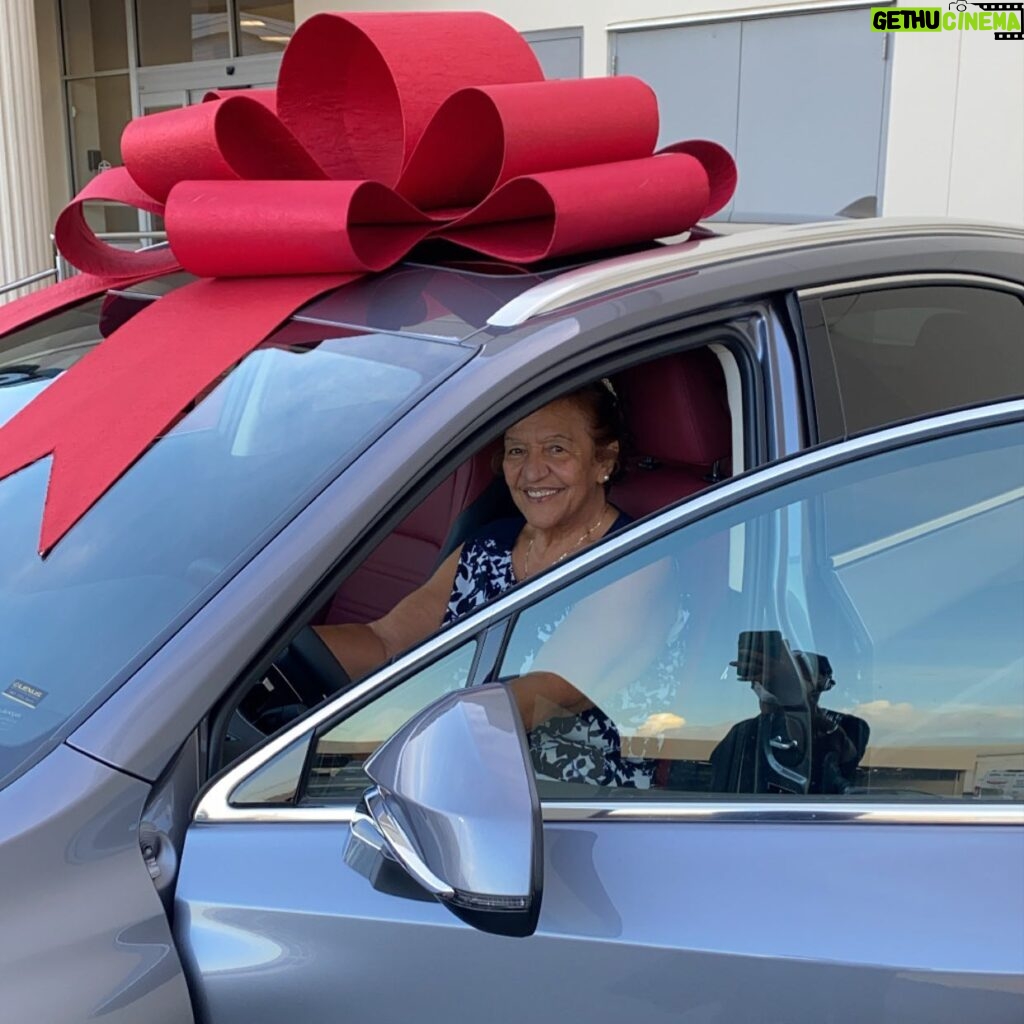 Amaury Nolasco Instagram - Hoy cumple mi mamá 🎂❤️ Gracias Papá Dios por darme el mejor regalo..El de tener a este hermoso ser humano como mi mamá y poder celebrar sus 76 años. Eres la luz de mis ojos, y se me estalla el corazón, cuando te veo feliz. Lo mereces todo ! Te amo ❤️ #BestMom Today is mom’s birthday. Thank you God for giving me the most amazing gift.. Having her as my mother and be able to celebrate her 76th birthday. You are the light of my eyes. My heart bursts when I see you so happy. You deserve the world. Te amo ❤️ #BestMom