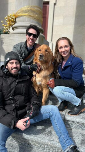 Amber Marshall Instagram - Tune in TONIGHT for some Christmas cheer, kindness and a pretty handsome Golden Retriever. ❤️ 🐶