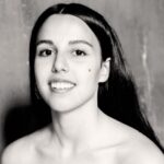 Ambra Angiolini Instagram - @cosmopolitan_it e la lettera di Jolanda … -RESTIAMO UMANI - “Lasciateci una canzone per commuoverci, una poesia per riempirci il cuore, un film per farci innamorare gli occhi. Io così ce l’ho fatta, perché adesso davanti allo specchio invece di aprirli gli occhi li chiudo e a voce alta mi dico “Oggi mi sento bene” Love you @jolandarenga ph @elesabet
