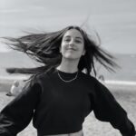 Ambra Angiolini Instagram - Sei bella amore mio, di quella bellezza che senza convenzioni vive, non si preoccupa di nulla se non di essere “reale”. Non chiedi nulla, offri sempre. Ieri abbiamo comprato un paio di scarpe, le tue prime col tacco…25 € ( perché la sfida è vivere con semplicità e poi… quanto ridiamo in giro per mercatini con nonnina @cominidoriana ) e tu sei diventata alta tre metri. Io mi amo un po’ di più da quando ho il privilegio di vivere il tuo sorriso @jolandarenga Tuo fratello pure… ma lui essendo un vampiro in foto non viene😂