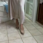 Ambra Angiolini Instagram - Sei bella amore mio, di quella bellezza che senza convenzioni vive, non si preoccupa di nulla se non di essere “reale”. Non chiedi nulla, offri sempre. Ieri abbiamo comprato un paio di scarpe, le tue prime col tacco…25 € ( perché la sfida è vivere con semplicità e poi… quanto ridiamo in giro per mercatini con nonnina @cominidoriana ) e tu sei diventata alta tre metri. Io mi amo un po’ di più da quando ho il privilegio di vivere il tuo sorriso @jolandarenga Tuo fratello pure… ma lui essendo un vampiro in foto non viene😂