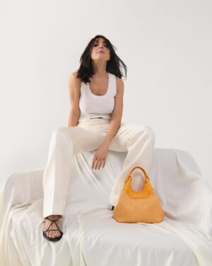 Ambra Angiolini Instagram - Metà donna e metà uomo … e vanno d’accordo. Ho fatto pace con il mio cervello-a…. #dua #bags e chi l’ha detto che è solo per una donna? Dua @giannichiarini #adv