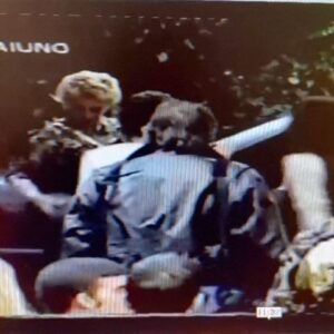 Ambra Angiolini Instagram - Ripercorrendo la mia storia, con l’aiuto del mio amico @fabiomarantino ( prezioso come non mai) , mi sono resa conto dell’ ipocrisia della tv e di certa  carta stampata; probabilmente non si può più dire niente solo perché avevano già detto tanto…troppo. Se in quel periodo, avevo solo 17 anni, qualcuno mi avesse fatto notare che non ero più “spensierata” invece di sottolineare ovunque quanto io fossi diventata grassa, avrei cercato di tornare ad essere più “mia“ che di tutti.  Il problema di oggi, si dice ovunque, sono  gli haters, ma c’è qualcuno che molto tempo fa gli ha evidentemente fatto scuola.  Questo post non è per vittimismo che lo scrivo, ma per rimettere a posto le cose.  Io alla fine ho vinto una guerra che non doveva nemmeno essere combattuta #mychoice ?  #tv #news #fardellodiciccia