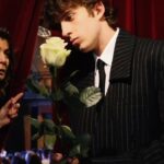 Ambra Angiolini Instagram - “La violenza contro le donne è un problema degli uomini”, dice Nicola Savino. L’attore e conduttore è salito con altri 13 artisti uomini sul palco del teatro Franco Parenti di Milano per il recital di Grazia, condotto da Ambra Angiolini, “Quello che gli uomini non dicono” contro la violenza sulle donne. Ha interpretato un brano tratto da “Ammazzati amore mio” della scrittrice argentina Ariana Harwicz, che riflette su tutte le costrizioni che una donna deve subire per essere accettata. L’attore Giorgio Pasotti ha recitato un pezzo del drammatico monologo “Lo stupro” di Franca Rame. “Penso che noi uomini abbiamo toccato il fondo”, ci ha detto Pasotti durante le prove del recital. “L’unica cosa che possiamo fare è assumerci tutte le responsabilità”. Il cantautore Sangiovanni è salito sul palco con le parole della lettera dal carcere dell’attivista iraniana e premio Nobel per la pace 2023, Narges Mohammadi. “Per me e i miei coetanei non basta più dire e sperare che Giulia Cecchettin sia l’ultima vittima, dobbiamo agire affinché lo sia”, ha detto prima di entrare in scena. Link in bio. #quellochegliuomininondicono @nicosavi   @gpasotti @sangiovanni Video di @piccolissimofilm Grazie @generaliitalia @alleanzaassicurazioni_official e @fondazione_pirelli per avere creduto in questo progetto visionario e averlo sostenuto. E grazie @armanibeauty #makeup