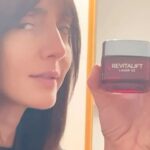Ambra Angiolini Instagram - Sfida @lorealparis accettata… promessa mantenuta! Ovunque io mi trovi, sono pronta a combattere i segni del tempo senza avere tempo con Laser X3 … e voi? Avete già “ giurato” ? Scorrete 👉🏻che la mia sfida è già iniziata e taggatemi nei vostri video #skincare #adv #LaserX3