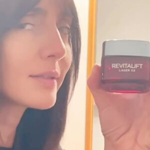 Ambra Angiolini Instagram - Sfida @lorealparis accettata… promessa mantenuta! Ovunque io mi trovi, sono pronta a combattere i segni del tempo senza avere tempo con  Laser X3 … e voi? Avete già “ giurato” ? Scorrete 👉🏻che la mia sfida è già iniziata e taggatemi nei vostri video

#skincare #adv #LaserX3