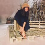Ambra Angiolini Instagram - Quando fai e non parli, quando ti scoppia il cuore anche all’idea di avere la superpaura , quando ami oltre il tuo biologico … non ti preoccupi di quello che significhi tu per il teatro, pensi a quanto lui sia importante per te. Grazie prima ancora di iniziare a tremare, in ogni senso possibile. OLIVA DENARO… ci siamo quasi @violardone #giorgiogallione @agidi_srl @goldenart.production @notorialab @gra69 @jolandarenga ph by @iamtitticupido @devisofficial @teatrogiudittapasta #💚