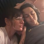 Ambra Angiolini Instagram - @cosmopolitan_it e la lettera di Jolanda … -RESTIAMO UMANI - “Lasciateci una canzone per commuoverci, una poesia per riempirci il cuore, un film per farci innamorare gli occhi. Io così ce l’ho fatta, perché adesso davanti allo specchio invece di aprirli gli occhi li chiudo e a voce alta mi dico “Oggi mi sento bene” Love you @jolandarenga ph @elesabet