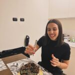 Ambra Angiolini Instagram - Quando fai e non parli, quando ti scoppia il cuore anche all’idea di avere la superpaura , quando ami oltre il tuo biologico … non ti preoccupi di quello che significhi tu per il teatro, pensi a quanto lui sia importante per te. Grazie prima ancora di iniziare a tremare, in ogni senso possibile. OLIVA DENARO… ci siamo quasi @violardone #giorgiogallione @agidi_srl @goldenart.production @notorialab @gra69 @jolandarenga ph by @iamtitticupido @devisofficial @teatrogiudittapasta #💚
