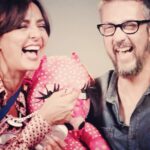 Ambra Angiolini Instagram - Su @rai1official un film che si intitola “ Al posto tuo” con @lucaargentero @stefano.fresi @serenarossiofficial ( colleghi che in questo film hanno fatto tanto per alleviare il mio panico da separazione ) Nella foto con me il mio MAX CROCI, il regista che più mi è diventato amico. Con lui ho attraversato molte vite in una sola… la nostra. Quando ha messo le ali non parlavamo da un po’, e questo non me lo perdonerò mai. Max è tanto cinema e molto l’abbiamo condiviso, piccoli grandi ruoli e film con poche pose, ma scritte appositamente pur di avermi al suo fianco. La differenza la fa sempre l’amore che ci metti e quello che resta… al posto tuo #🩵