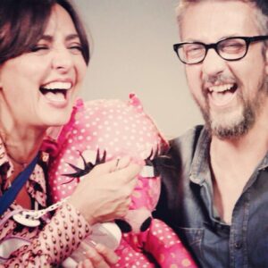 Ambra Angiolini Instagram - Su @rai1official  un film che si intitola “ Al posto tuo” con @lucaargentero @stefano.fresi @serenarossiofficial ( colleghi che in questo film hanno fatto tanto per alleviare il mio panico da separazione ) Nella foto con me il mio MAX CROCI, il regista che più mi è diventato amico. Con lui ho attraversato molte vite in una sola… la nostra. Quando ha messo le ali non parlavamo da un po’, e questo non me lo perdonerò mai. Max è tanto cinema e molto l’abbiamo condiviso, piccoli grandi ruoli e film con poche pose, ma scritte appositamente pur di avermi al suo fianco. La differenza la fa sempre l’amore  che ci metti e quello che resta… al posto tuo #🩵