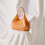 Ambra Angiolini Instagram - Metà donna e metà uomo … e vanno d’accordo. Ho fatto pace con il mio cervello-a…. #dua #bags e chi l’ha detto che è solo per una donna? Dua @giannichiarini #adv