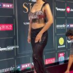 Ameesha Patel Instagram - Posted @withregram • @voompla Red carpet diaries💁‍♀️ Ameesha Patel rolls into a Style and Fashion awards night Styled by the fabulous @rockystarofficial @rockystar100 Glam - @jaywantthakre Hair - @poojaudeshihairdesigns #ameeshapatel #bollywood #voompla
