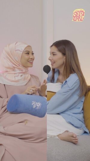 Amelia Henderson Instagram - alahai kitorang yg dah dengar full story ni pun masih berbunga hati bila ingat balik, korang tu jangan miss premier malam ni tau! kita layan cerita @nabila.razali pukul 10pm kat @youtube @spotify & @applepodcasts jom!

#jomsembang #studiosembang