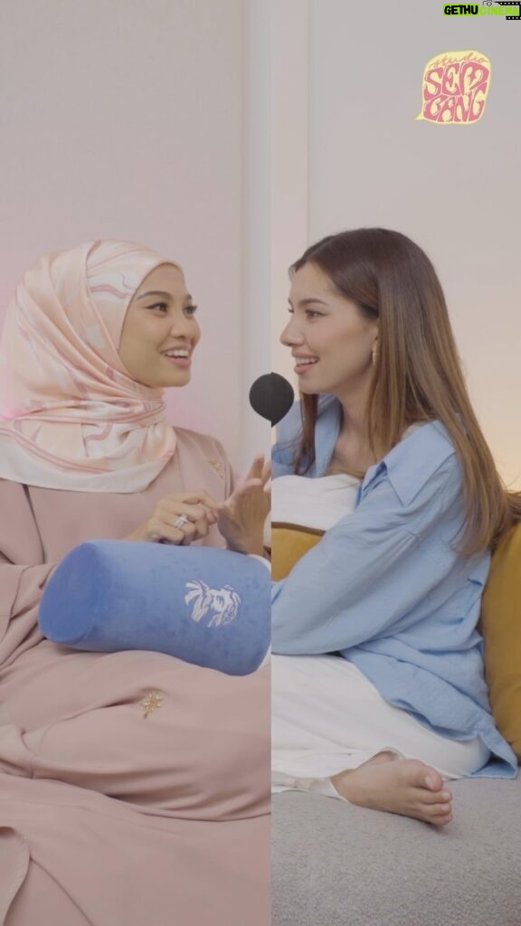 Amelia Henderson Instagram - alahai kitorang yg dah dengar full story ni pun masih berbunga hati bila ingat balik, korang tu jangan miss premier malam ni tau! kita layan cerita @nabila.razali pukul 10pm kat @youtube @spotify & @applepodcasts jom! #jomsembang #studiosembang