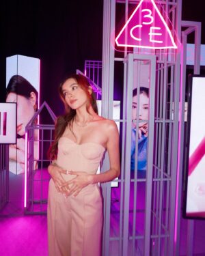 Amelia Henderson Instagram - a little seoul soft focus 💖
wearing @hm #HMMalaysia 
#3CE #3CEMALAYSIA
#3CEMY#3CESTYLENANDA