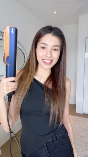 Amelia Henderson Instagram - strait outta the box 💁🏻‍♀️
#DysonMY #DysonAirstraitMY #WettoDryStraightener #DysonTechnology #DysonBeauty