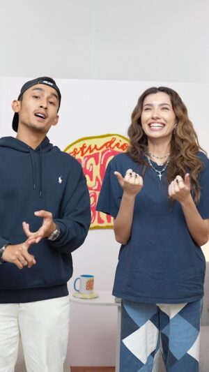 Amelia Henderson Instagram - yang teka @ahmadezzrinloy tu memang power bethol! 🤣 macam mana tau ehh? jom ramai² tengok episod ni khamis, 10pm kat @youtube @spotify & @applepodcasts geng!

#jomsembang #studiosembang