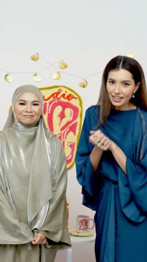 Amelia Henderson Instagram - haha comel je siapa yg perasan hint kita bagi, sampai 3 kot. tu pun ada yg confused lagi? haa #jomsembang raya ni dengan @ainaabdul geng! korang beraya la dulu lepas tu khamis 10pm boleh layan episod ni kat @youtube @spotify & @applepodcasts k! SHRMZB from #studiosembang team!