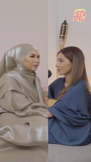 Amelia Henderson Instagram - hah, seriouslah sampai macam tu sekali @ainaabdul pernah kena? suruh orang tu mintak maaf cepat sementara raya ni 😅 jom standby layan episod ni later 10pm kat @youtube @spotify & @applepodcasts !

ps : yang komen simmer simmer lebaran tu, aina dah rancang lama dah korg je lalai 🤣

#jomsembang #studiosembang