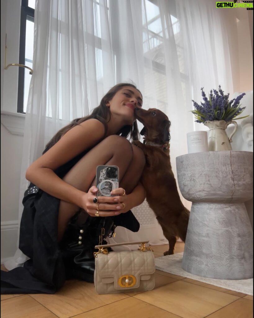 Amelie Zilber Instagram - College core 😲🫢🤭 Avec ma Dior Jolie🫶🏻 @dior @diorbeauty
