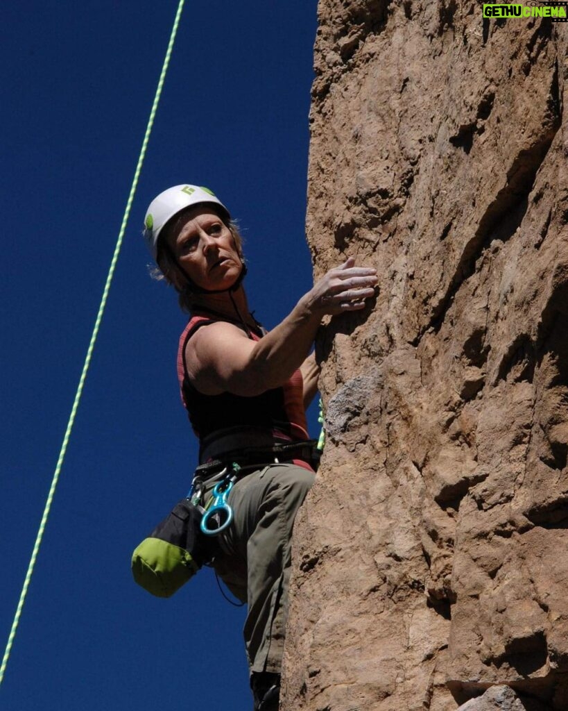 Amy Adams Instagram - Happy Mother’s Day to my Mom. You are unique, creative, and crazy fearless in the best way. Thank you for always encouraging me to face my fears. Love you! #rockclimbingmoms